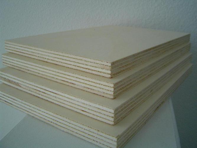 产品 胶合板类型:  覆膜胶合板(黑膜)  种类--面:  白杨  种类-内部层