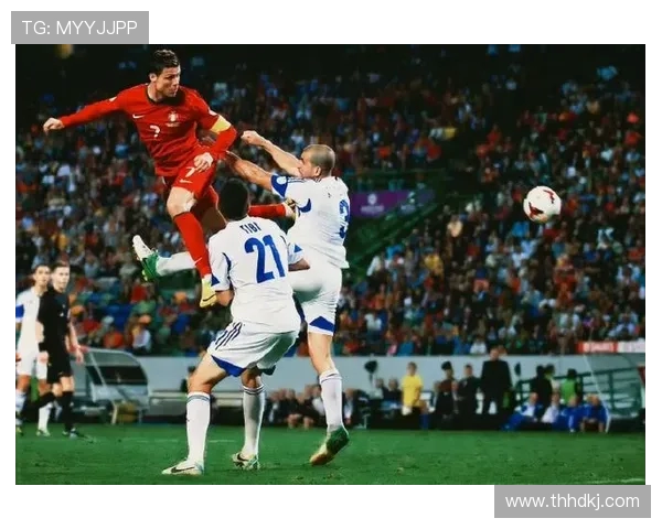 C罗与内斯塔的巅峰对决足球场上的传奇碰撞与荣耀之路 C罗与内斯塔的巅峰对决足球场上的传奇碰撞与荣耀之路